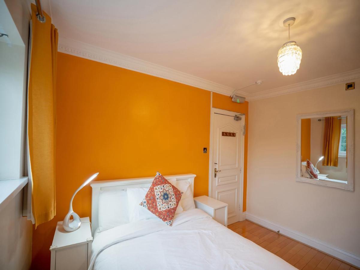 Oyo Oakcroft Guest House Manchester Airport Ringway Экстерьер фото